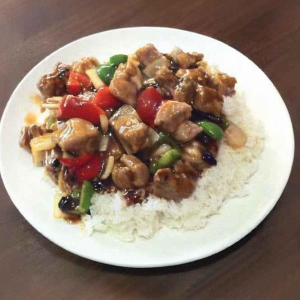 O11. Black Pepper Pork Ribs on Rice 豉椒排骨饭
