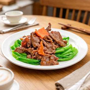 R10. Stir-Fried Beef with Seasonal Vegetables Party Tray 时菜炒牛肉 (派对)