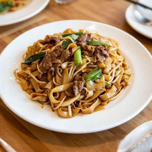 J03. Stir-Fried Vegetable & Beef Flat Noodles 时菜牛河