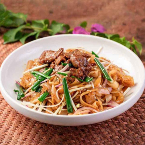 R01. Stir-Fried Beef Rice Noodles Party Tray 干炒牛河 (派对)