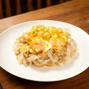 J06. Scrambled Egg & Shrimp Flat Noodles 滑蛋虾仁炒河