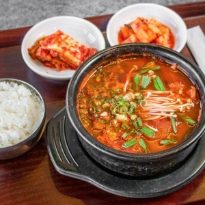 Spicy Beef Tripe Soup (Sogogi Gugbab)