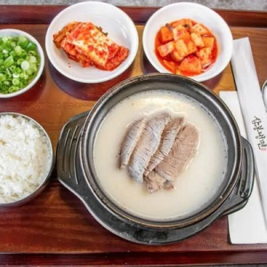 Brisket Soup, Ox-Bone Base (Seolong Tang)