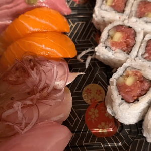 Sushi Combo with Spicy Tuna Roll (16 pcs)