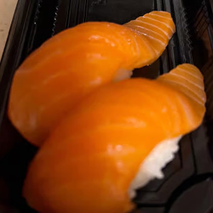 Salmon Sushi (2 pcs)