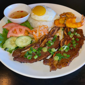 J18. Cơm T&ocirc;m Sườn B&ograve; Trứng