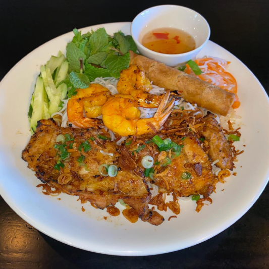 L8. B&uacute;n T&ocirc;m G&agrave; Nướng Chả Gi&ograve;