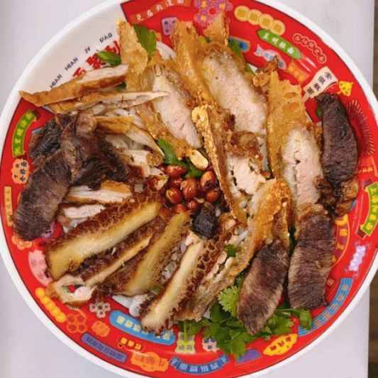 Crispy Pork Belly & Beef Rib Rice Noodles 脆皮锅烧+牛肋米粉