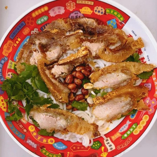 Crispy Pork Belly Rice Noodles 脆皮锅烧米粉