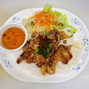 Steamed Rice Noodles with Grilled Boneless Chicken 越式燒雞粉皮 