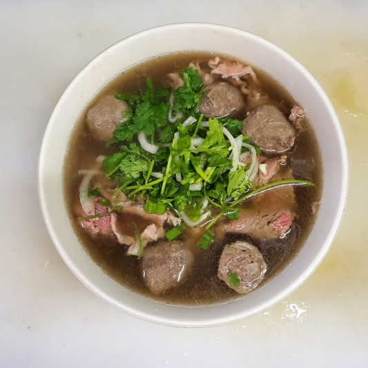 Rare Beef Slices & Beef Balls Pho 生牛肉.牛丸粉