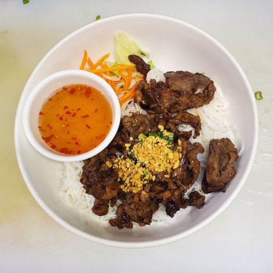 Grilled Beef with Vermicelli 燒牛肉檬