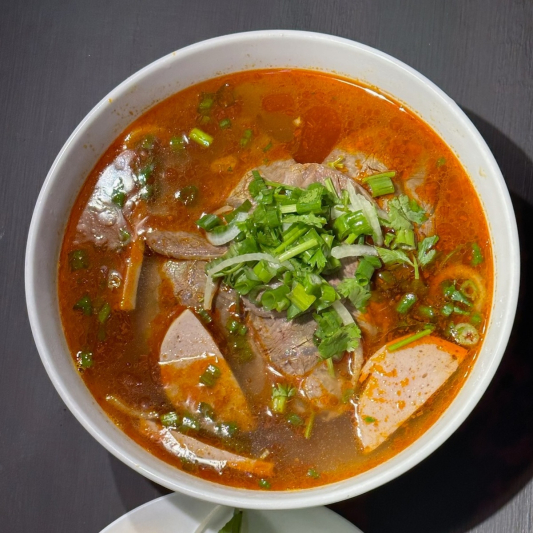 Bun Bo Hue - Spicy Beef Noodle Soup 順化牛肉豬腳粉