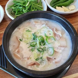 Dweji Gukbab (돼지국밥)
