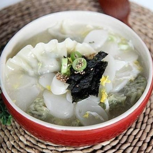 Dduk Mandoo Gook (떡만두국)