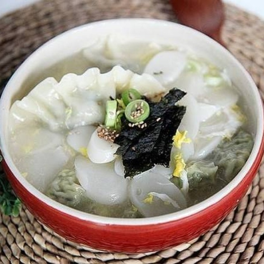 Dduk Mandoo Gook (떡만두국)