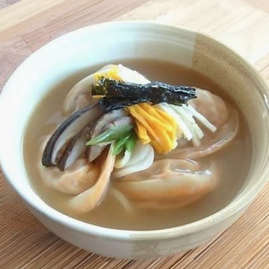 Kimchi Dumpling Soup 김치만둣국
