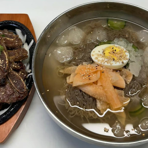 21. Combo with Short Rib & Cold Noodles (갈비냉면)