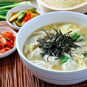 10. Dumpling Soup (만두국)
