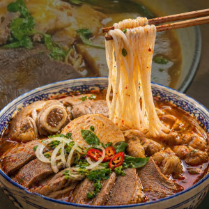 B&uacute;n B&ograve; Huế / Spicy Beef Noodle Soup