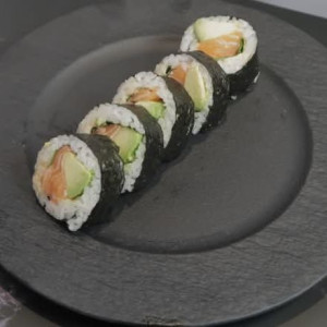 Spicy Salmon Maki (5 pcs)