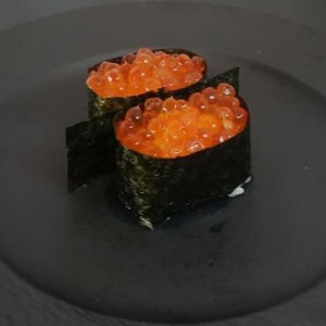 Ikura Sushi (2 pcs)