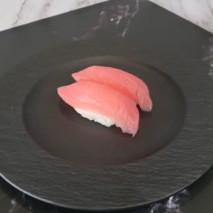 Red Tuna Sushi (2 pcs)