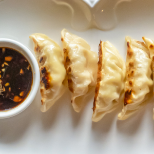 121. Pan-Fried Pork Pot Sticker (6 pcs) 锅贴