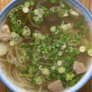7. Rare Beef & Beef Ball Noodle Soup / Phở T&aacute;i B&ograve; Vi&ecirc;n