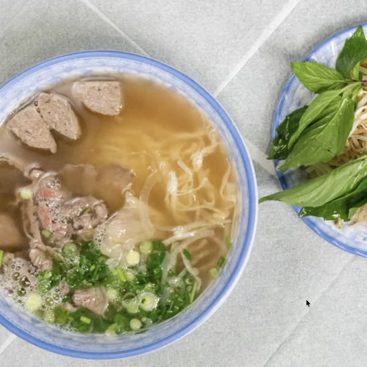 4. Rare Beef & Brisket Noodle Soup / Phở T&aacute;i Nạm