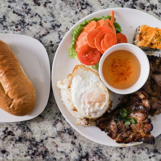 Cơm Sườn, Chả, Trứng