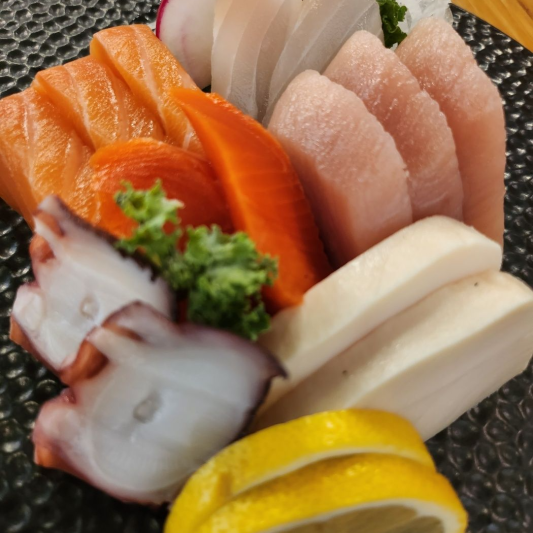 Assorted Sashimi (12 pcs)