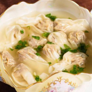 Shepherd's Purse with Pork Wonton Soup (荠菜猪肉云吞)