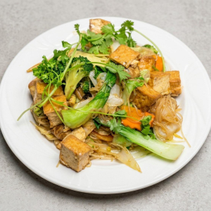 57. Stir-Fried Tofu & Vegetables with Rice or Egg Noodles / Đậu Hũ & Rau Củ X&agrave;o Hủ Tiếu/ M&igrave;