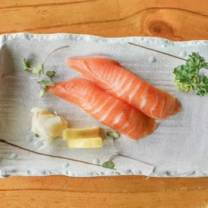 Salmon Nigiri (2 pcs)
