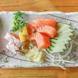 2. Salmon Sashimi (5 pcs)
