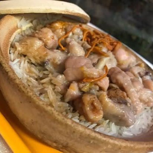 Dried Mushroom and Free Range Chicken 虫草花走地鸡煲仔饭