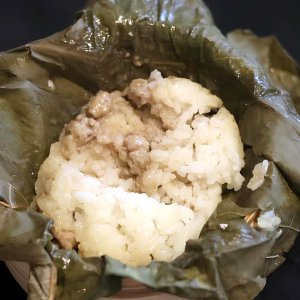 9. Steamed Sticky Rice with Minced Chicken (2 pcs)