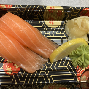 Salmon Sushi (2 pcs)