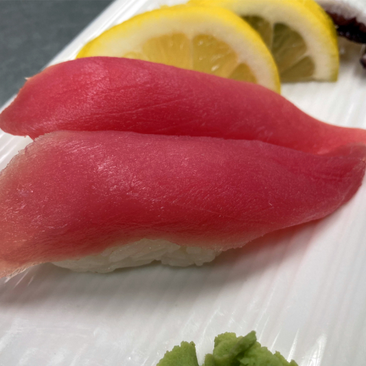 Tuna Sushi (2 pcs)