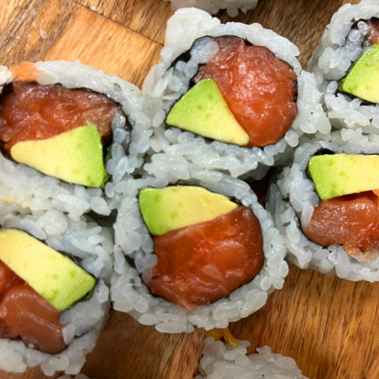 Avocado Salmon Roll (6 pcs)